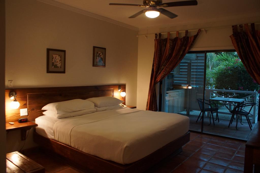 Caribbean Paradise Inn Grace Bay Extérieur photo