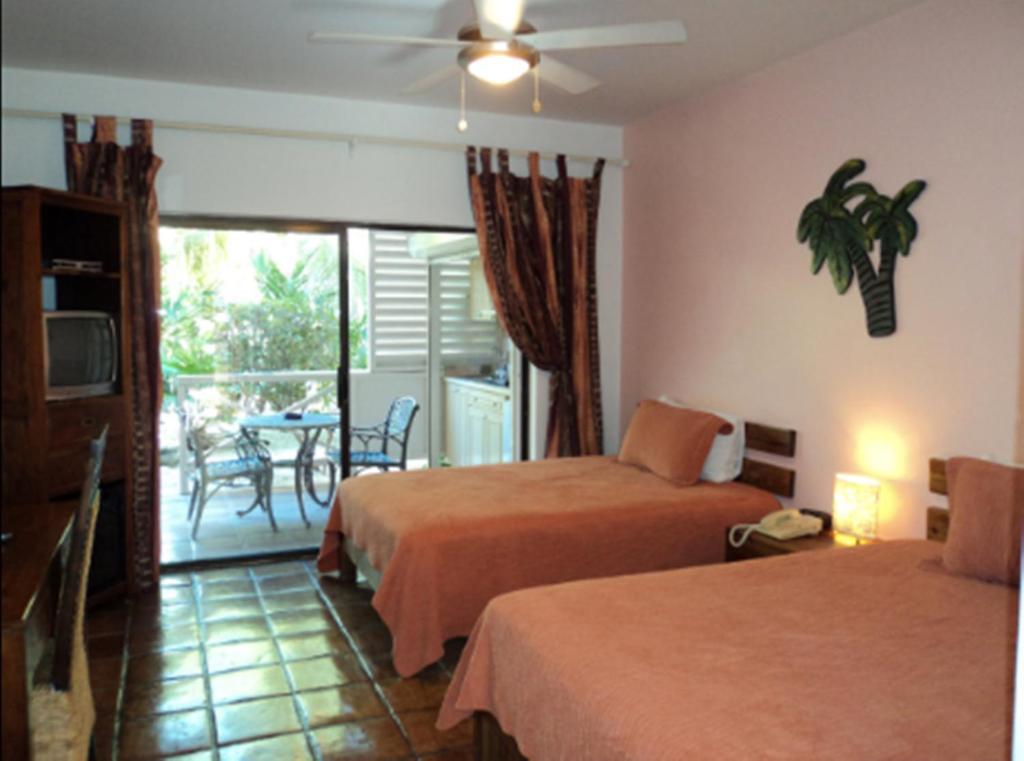 Caribbean Paradise Inn Grace Bay Chambre photo