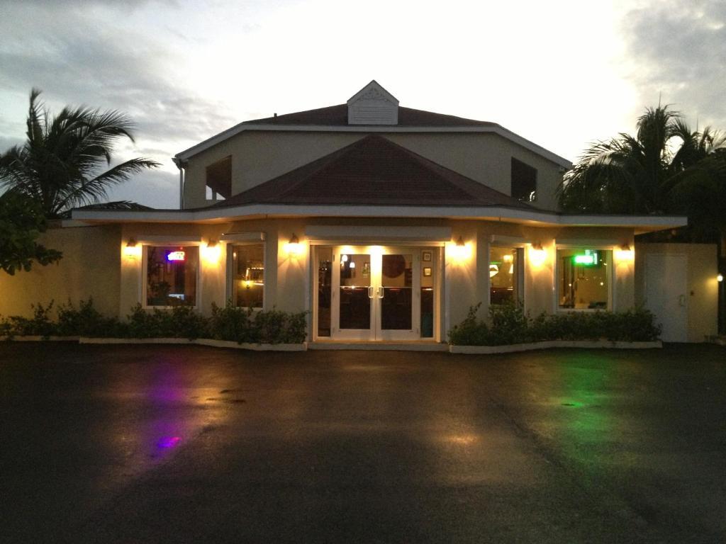 Caribbean Paradise Inn Grace Bay Extérieur photo