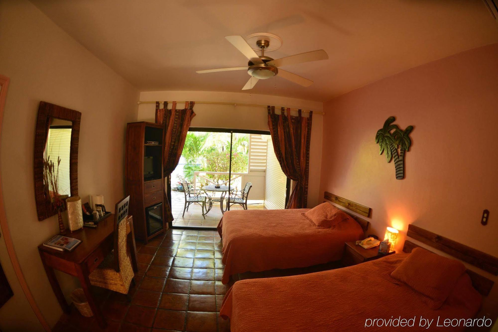 Caribbean Paradise Inn Grace Bay Extérieur photo