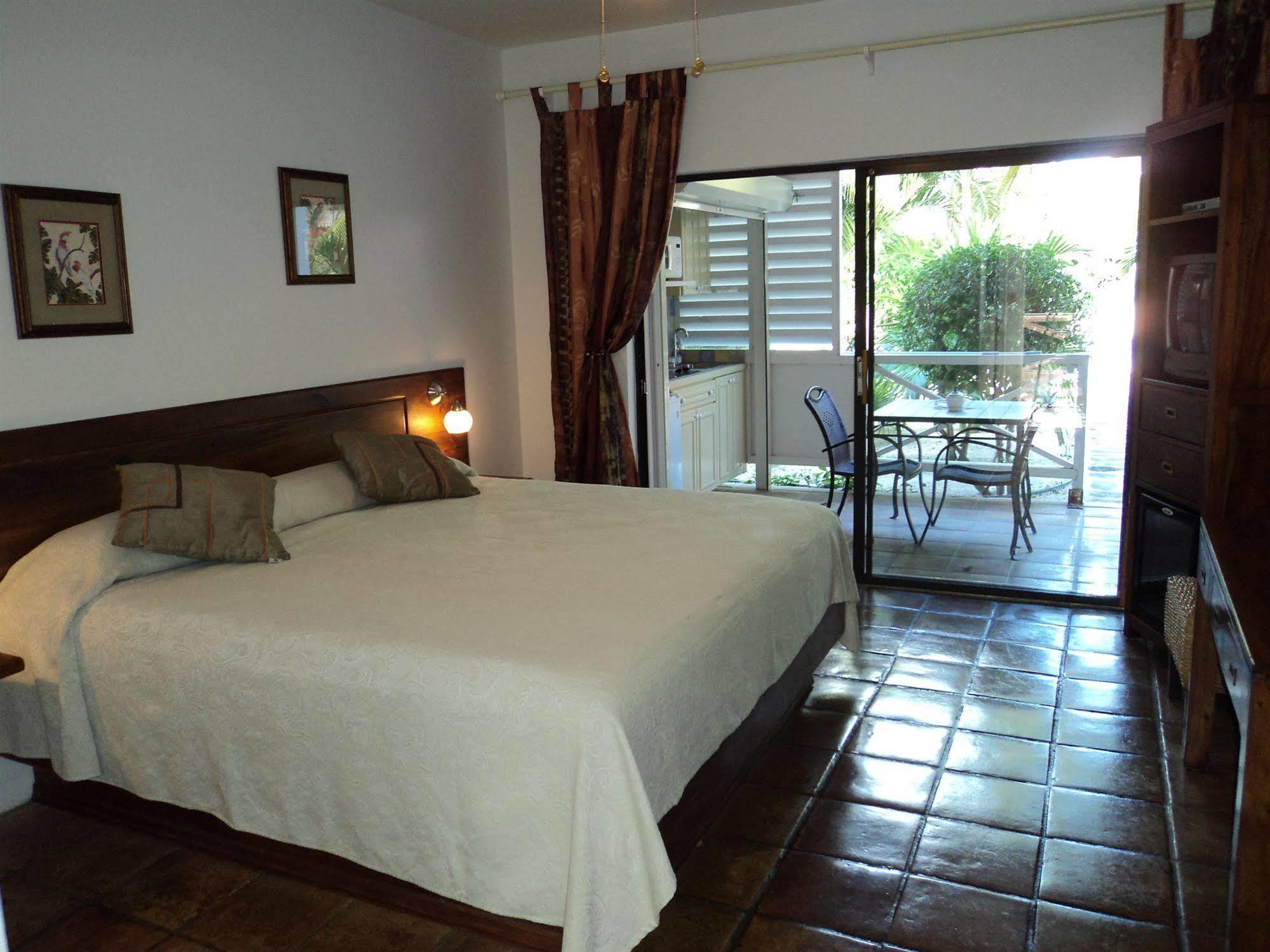 Caribbean Paradise Inn Grace Bay Extérieur photo