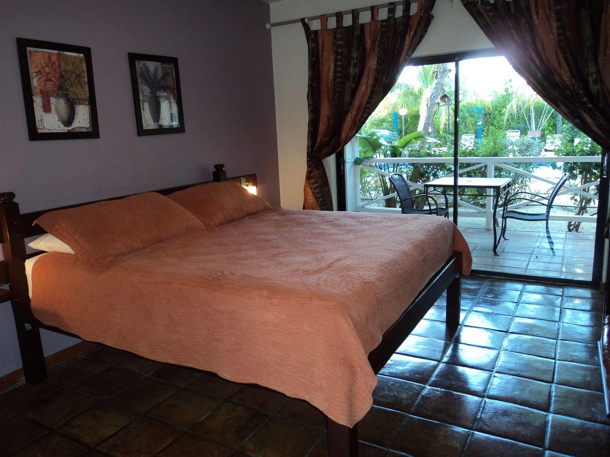 Caribbean Paradise Inn Grace Bay Extérieur photo