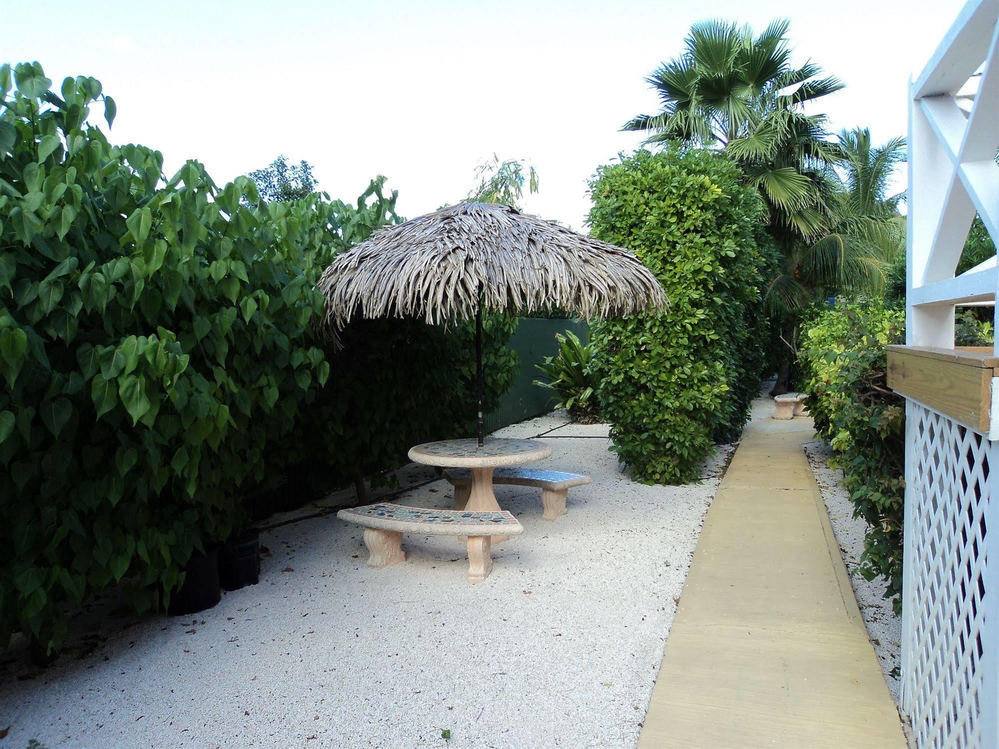 Caribbean Paradise Inn Grace Bay Extérieur photo