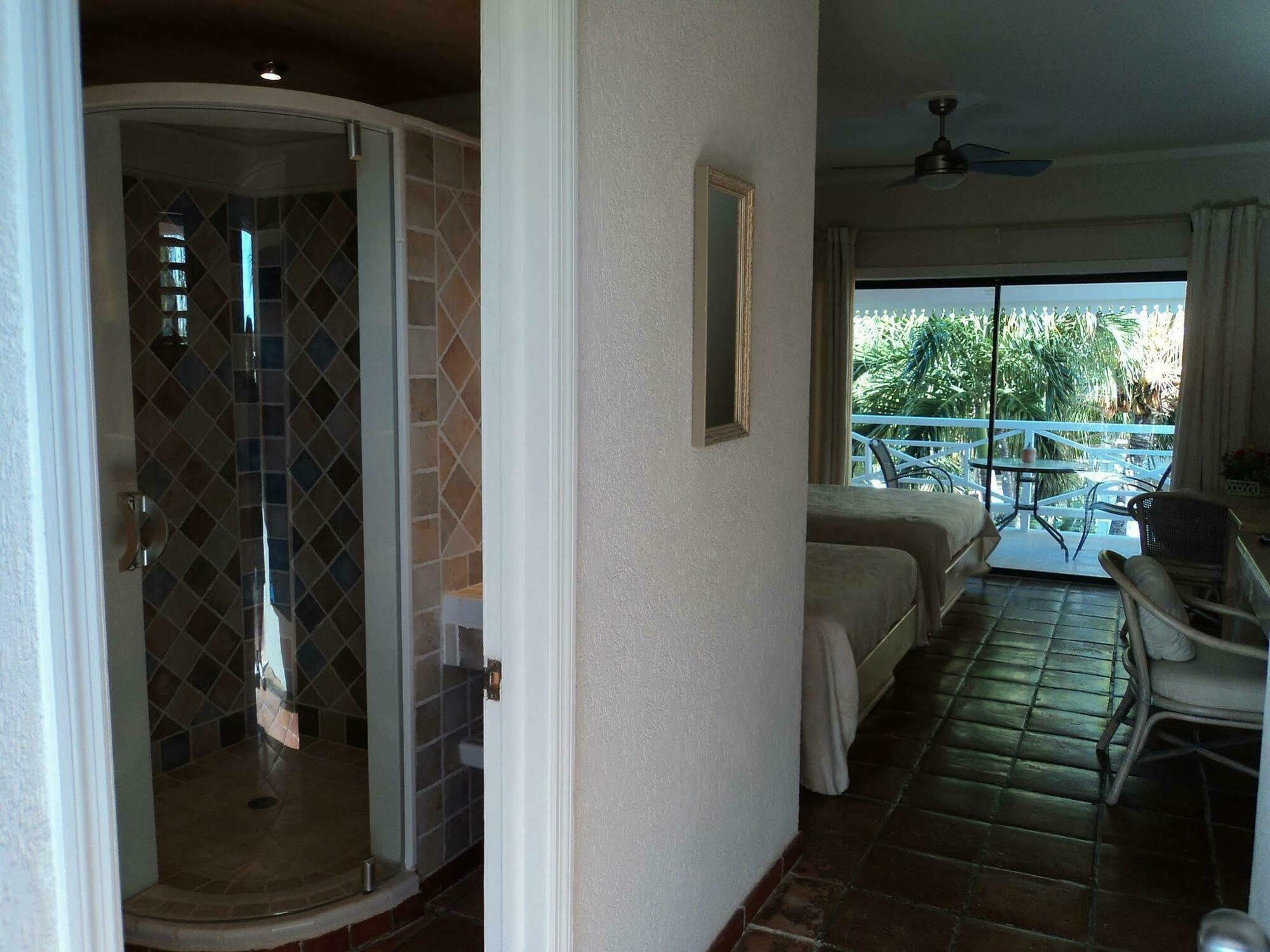Caribbean Paradise Inn Grace Bay Extérieur photo